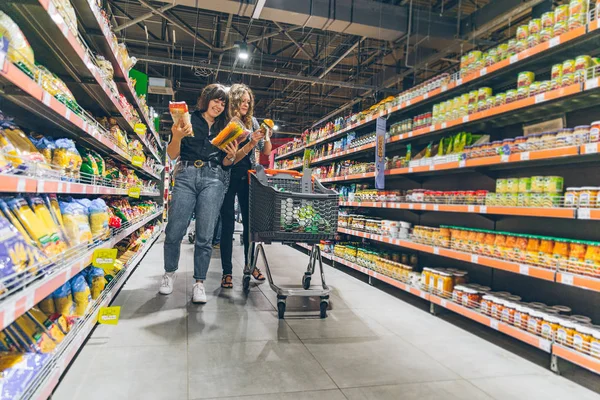 Lvov Ukrajina Září 2018 Dvě Ženy Vybrali Produkty Obchodě — Stock fotografie