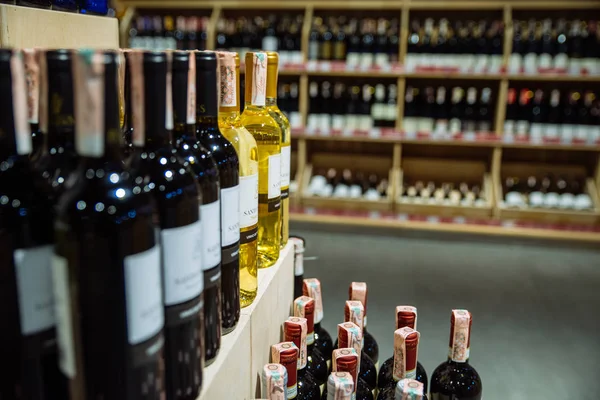 リヴィウ ウクライナ 2018 食料品店の棚にワインのボトル — ストック写真