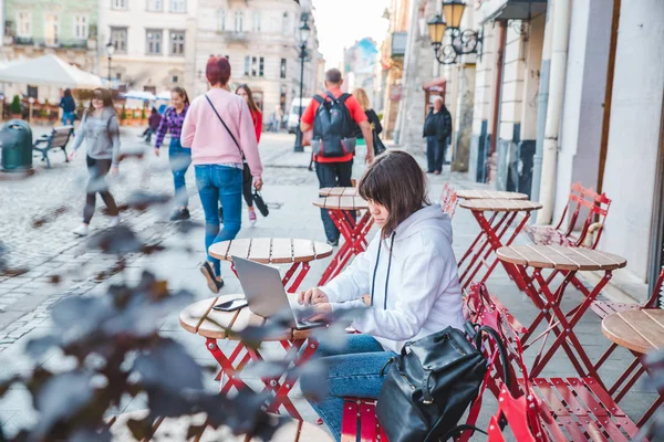 Ung Vuxen Kvinna Som Arbetar Laptop Utomhus Café Med Kopp — Stockfoto