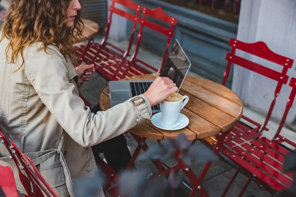 Young Adult Woman Working Laptop Outdoors Cafe Cup Latte Lifestyle — Stock Photo, Image