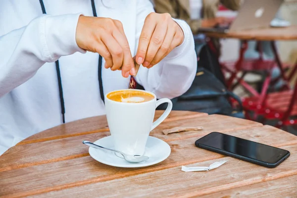 Mujer Poner Azúcar Taza Con Café Con Leche Concepto Estilo — Foto de Stock