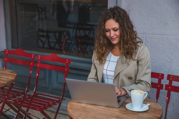 Laptop Açık Havada Kafede Çalışan Gülümseyen Kadın Yaşam Tarzı Kavramı — Stok fotoğraf