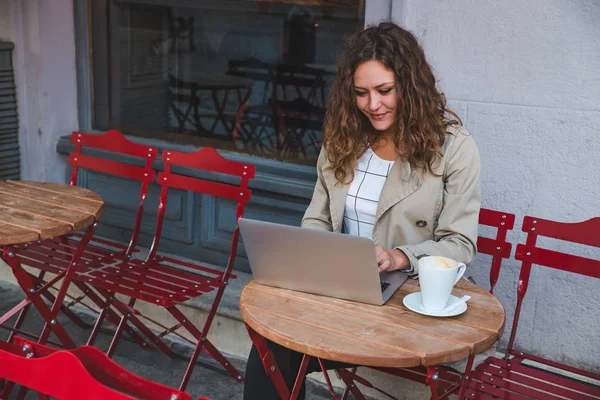 Улыбающаяся Женщина Работающая Ноутбуком Кафе Открытом Воздухе Стиль Жизни — стоковое фото