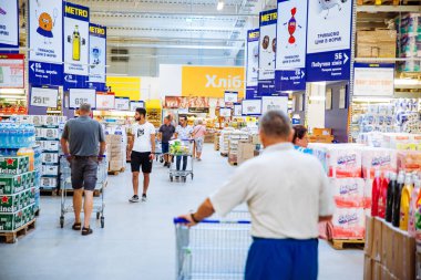 Lviv, Ukrayna - 31 Ağustos 2018: bakkal alışveriş sepetleri ile yürüyen insanlar.