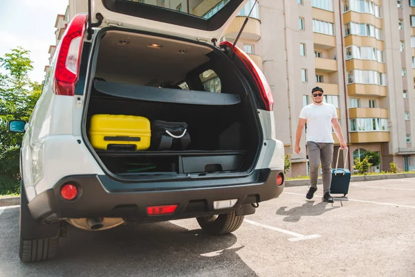 Man Putting Bags Car Trunk Ready Car Travel Sunny Morning — Stock Photo, Image