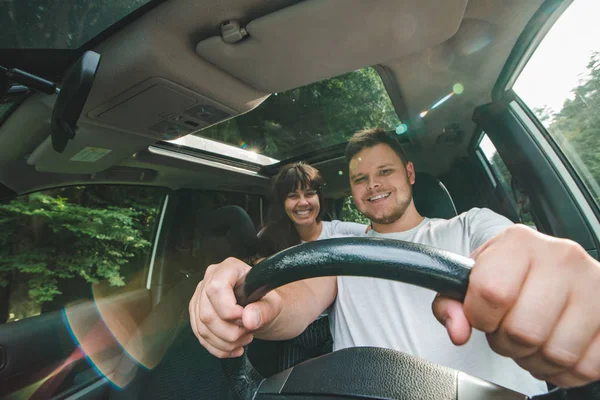 Coppia Macchina Lungo Viaggio Concetto Viaggio Auto — Foto Stock