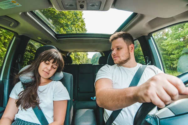 Podróż Samochodem Kobieta Poślizgiem Pobliżu Sterownika Road Trip Czas Letni — Zdjęcie stockowe