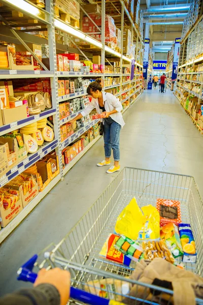Lviv Ukraine August 2018 Woman Choosing Products Grocery Shop — Stock Photo, Image