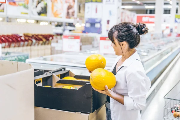 Mujer Eligiendo Melones Tienda Comestibles Estilo Vida —  Fotos de Stock