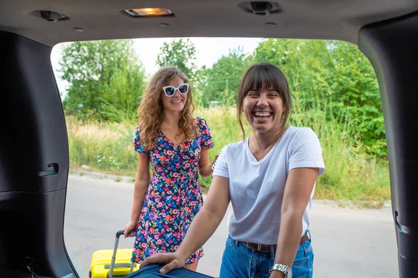 Two Woman Packing Luggage Car Trunk Road Trip — Stock Photo, Image