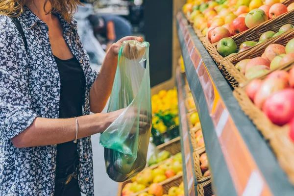 Mujer Adulta Joven Eligiendo Manzanas Tienda Comestibles Estilo Vida — Foto de Stock