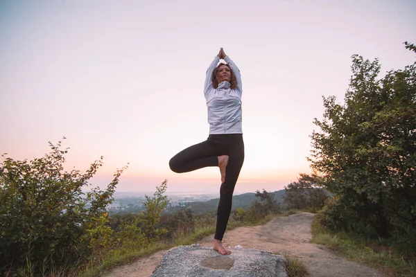 Kadın Sunrise Tepeye Yoga Egzersizleri Yapın Yaşam Tarzı Kavramı — Stok fotoğraf