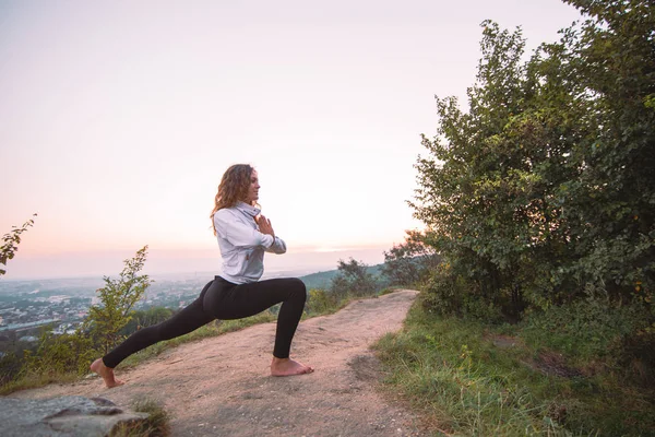 Kadın Sunrise Tepeye Yoga Egzersizleri Yapın Yaşam Tarzı Kavramı — Stok fotoğraf