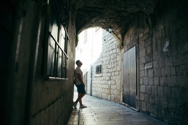 adam şehirde kotor, Karadağ tünelde ayakta