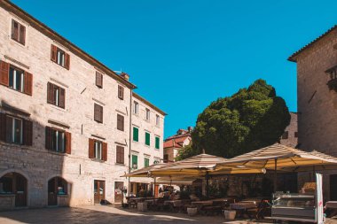 Kotor, Karadağ Restoran manzara. Yaz saati