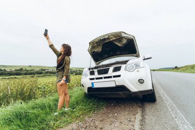 kadın arama ağı aramak için. ıssız bir yerde kırık araba. Road trip sorunları