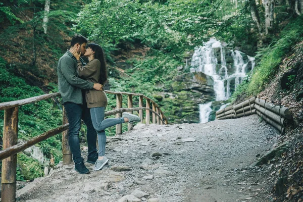 Couple Hugging Kissing Waterfall Background Copy Space — Stock Photo, Image