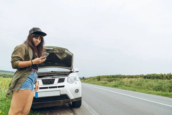 Junge Erwachsene Frau Steht Neben Kaputtem Auto Auf Der Autobahn — Stockfoto