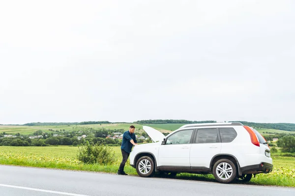 Mann Steht Neben Kaputtem Auto Mit Geöffneter Motorhaube Rettungsdienst Fehlgeschlagener — Stockfoto