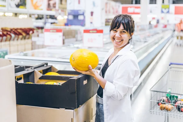 Kobieta Wybierając Melony Sklepie Spożywczym Styl Życia — Zdjęcie stockowe
