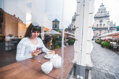 büyük cam pencere ile kafede çay içme kadın. geniş melek