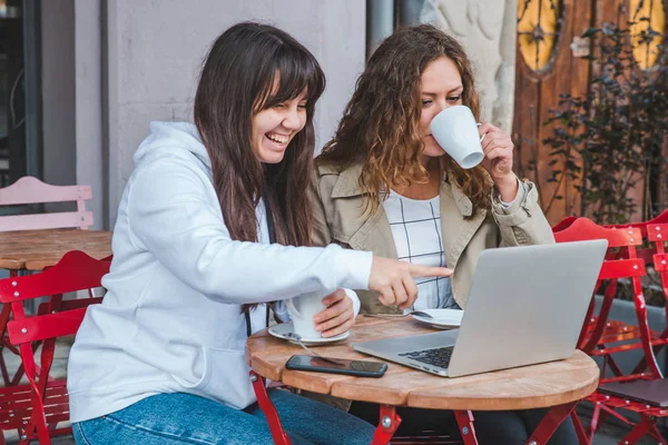 Två Vuxna Unga Kvinnan Dricker Kaffe Och Tittar Laptop Utomhus — Stockfoto