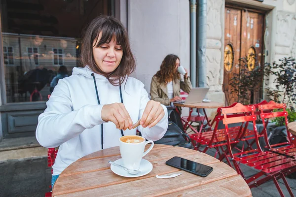 Mujer Poner Azúcar Taza Con Café Con Leche Concepto Estilo —  Fotos de Stock