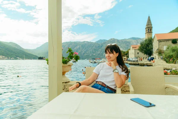 Mujer Sentada Cafetería Costa Perast Montenegro Vacaciones Verano — Foto de Stock