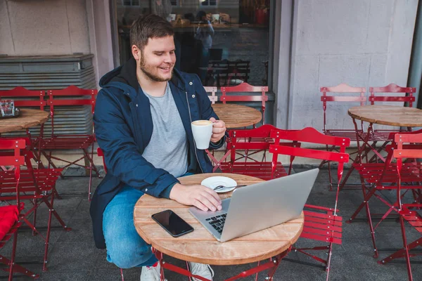 Young Adult Man Working Laptop Outdoors Cafe Cup Latte Lifestyle — Stock Photo, Image