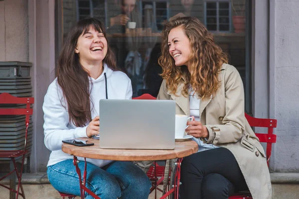 Twee Volwassen Jonge Vrouw Drinken Koffie Laptop Openlucht Café Kijken — Stockfoto