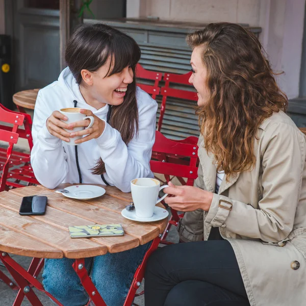 Iki Kadın Yudumlarken Cafe Latte Sıcak Konuşuyor Açık Hava Kafe — Stok fotoğraf