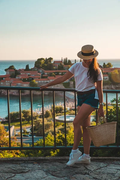 Young Adult Woman Walking Sunset Sveti Stefan Island Background Summer — Stock Photo, Image