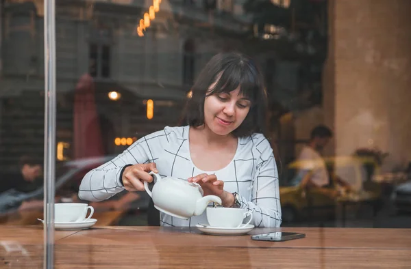 Woman Pouring Tea Cup Cafe View Glass Window — Stock Photo, Image