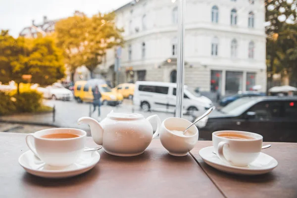 Két Csésze Tea Fehér Kannát Kávézó Asztal Nagy Üveg Ablak — Stock Fotó