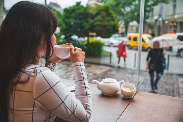 Wanita Yang Duduk Kafe Dengan Jendela Kaca Besar Dan Pemandangan — Stok Foto
