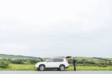 yol tarafındaki kırık araba olan adam. Sigorta kavramı