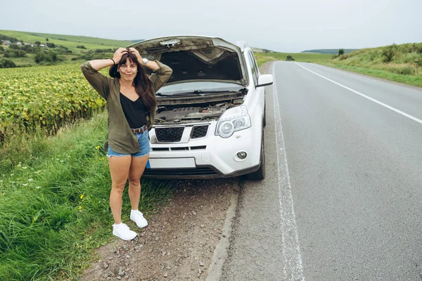 Young Adult Woman Standing Broken Car Highway Talking Phone Calling — Stock Photo, Image