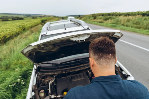 Mann Blickt Auf Motor Kaputtem Auto Straßenrand Roadtrip Probleme — Stockfoto