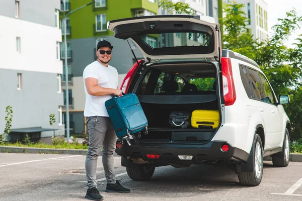 Homem Carrega Sacos Porta Malas Carro Pronto Para Viajar Carro — Fotografia de Stock