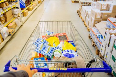 Lviv, Ukrayna - 31 Ağustos 2018: bakkal alışveriş. ilk kişi görünümü. itme alışveriş sepeti