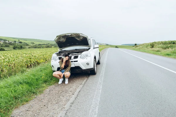 Mujer Adulta Joven Pie Cerca Coche Roto Carretera Hablando Por —  Fotos de Stock