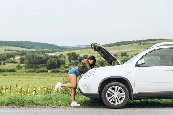 Frau Engen Hemden Neues Kaputtes Auto Mit Geöffneter Motorhaube Roadtrip — Stockfoto