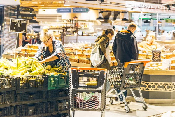 乌克兰 利沃夫 2018年9月8日 人们在杂货店里寻找产品 — 图库照片