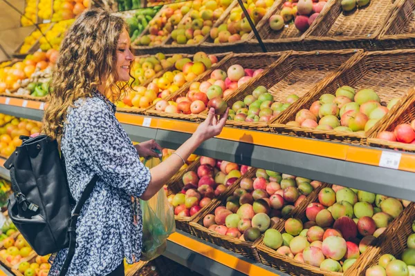 Mujer Adulta Joven Eligiendo Manzanas Tienda Comestibles Estilo Vida — Foto de Stock