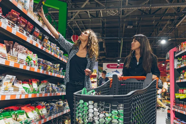 Lviv Ucrania Septiembre 2018 Dos Mujeres Eligen Productos Tienda Comestibles —  Fotos de Stock