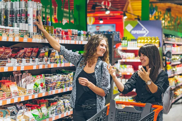 Lviv Ucrânia Setembro 2018 Duas Mulheres Escolhendo Produtos Supermercado — Fotografia de Stock