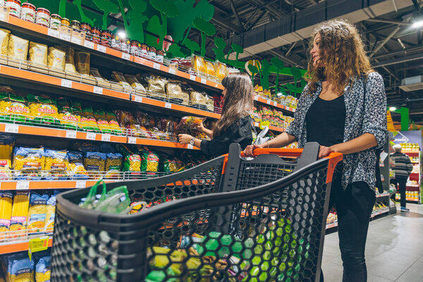 Львов, Украина - 8 сентября 2018 года: две женщины выбирают продукты в продуктовом магазине
