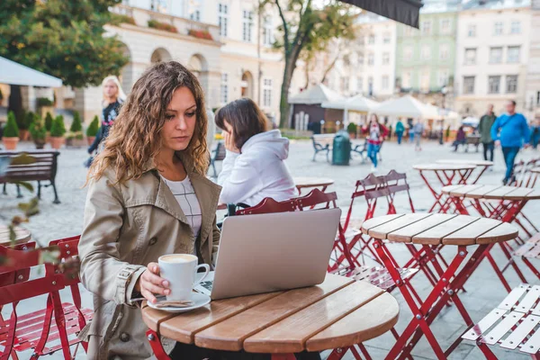 Kafede Farklı Masada Oturan Iki Kadın Latte Içmek Dizüstü Bilgisayar — Stok fotoğraf