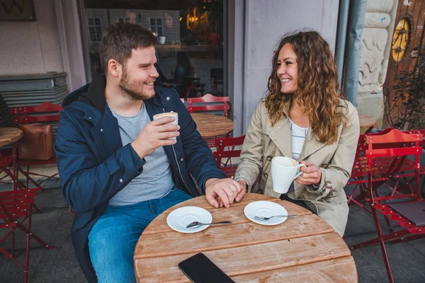 Pasangan Berpegangan Tangan Sambil Minum Latte Luar Ruangan Kafe — Stok Foto