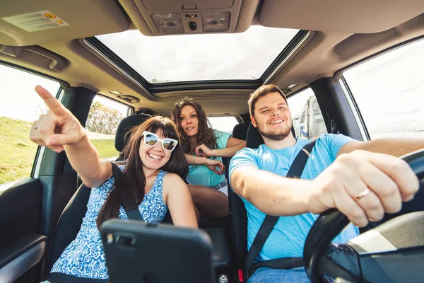 Amigos Carro Viagem Carro Vista Dentro Anjo Largo — Fotografia de Stock